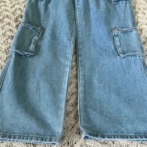 New Boohoo Jeans Light Wash Multi Zip Pocket Cargo Jeans size 4 - Picture 15 of 16